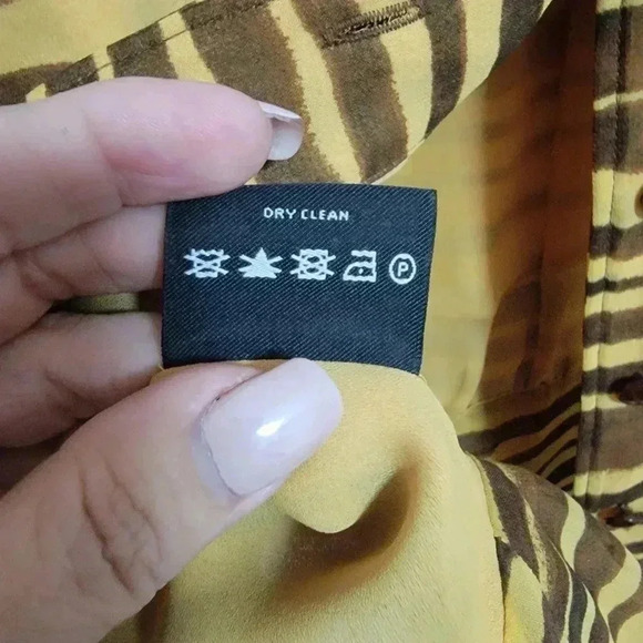 Carlisle Silk Tiger Sleeveless Button Front Blouse - Picture 4 of 5